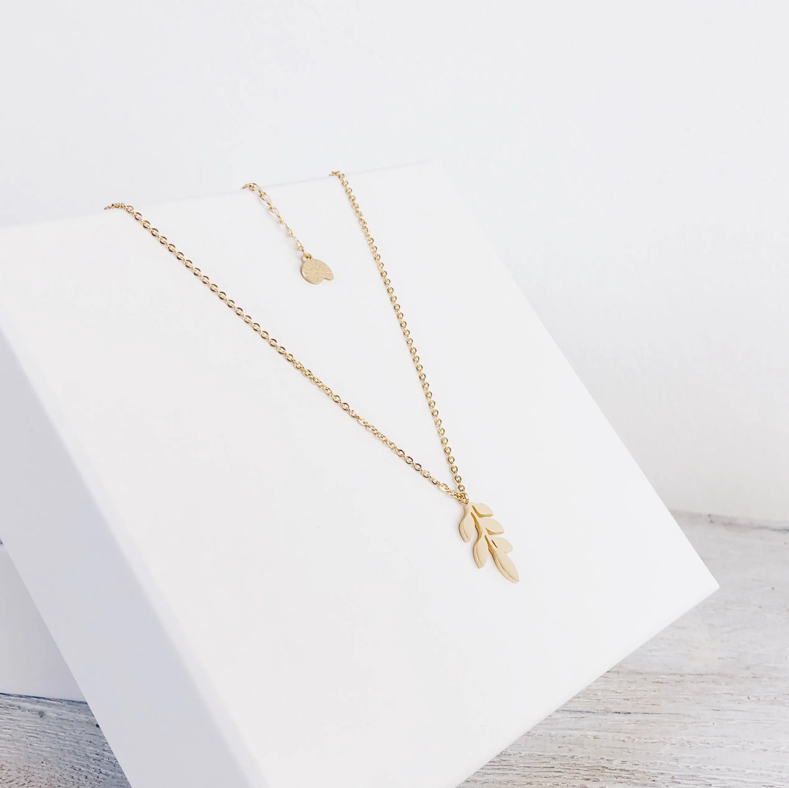 Pretty Leaf Necklace Gold