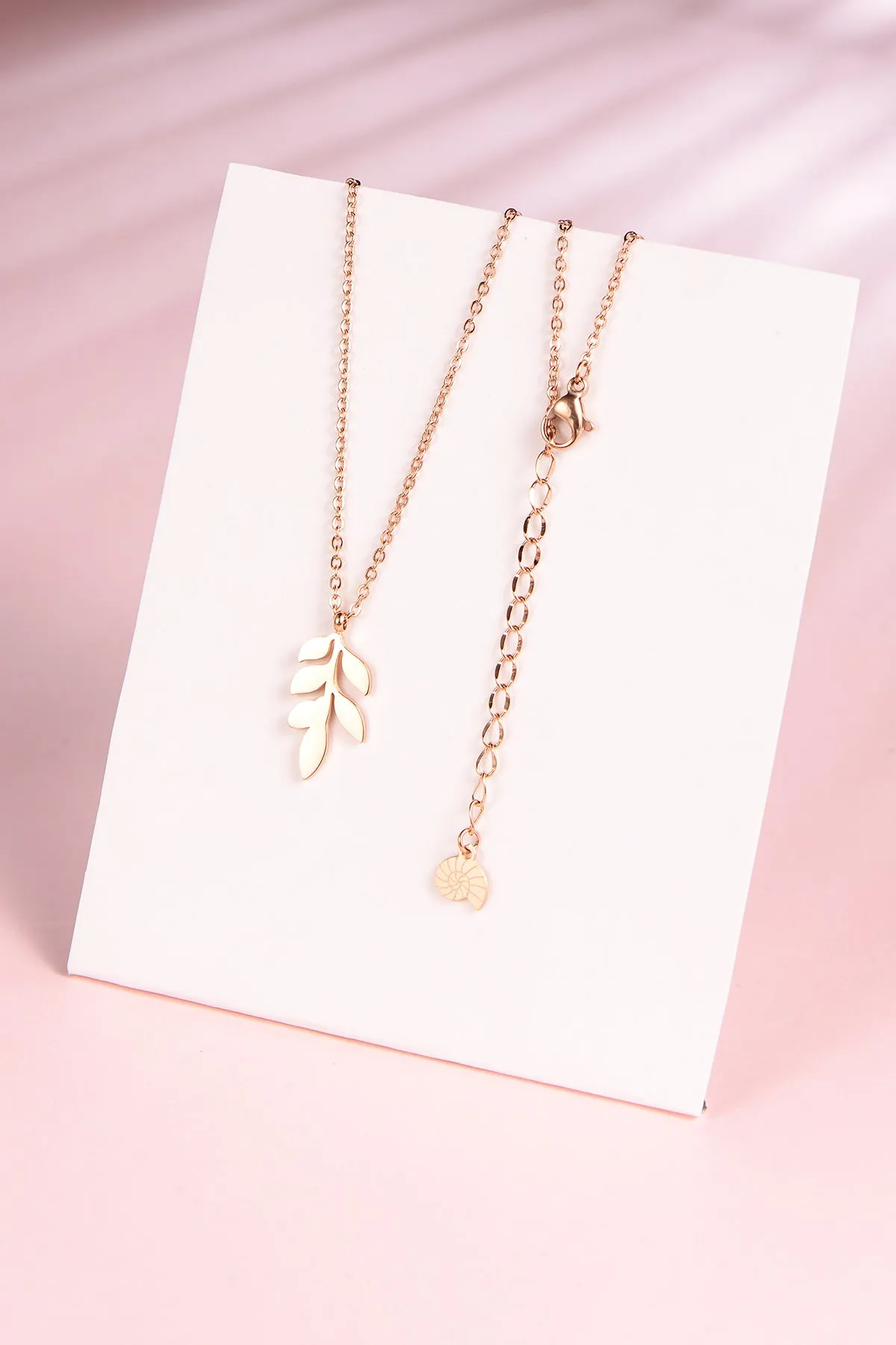 Pretty Leaf Necklace Rose Gold