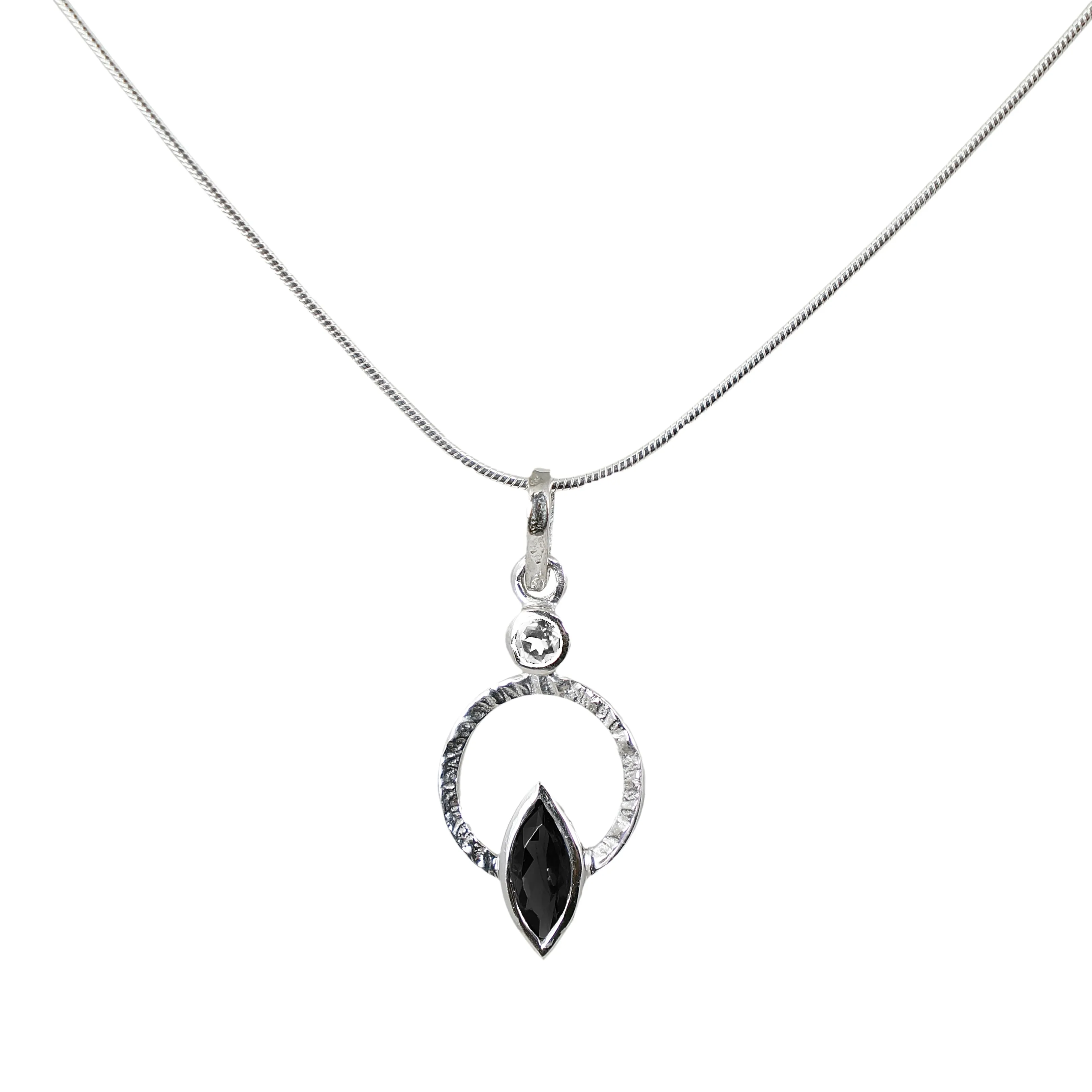 Q Necklace Silver, White Rhodium