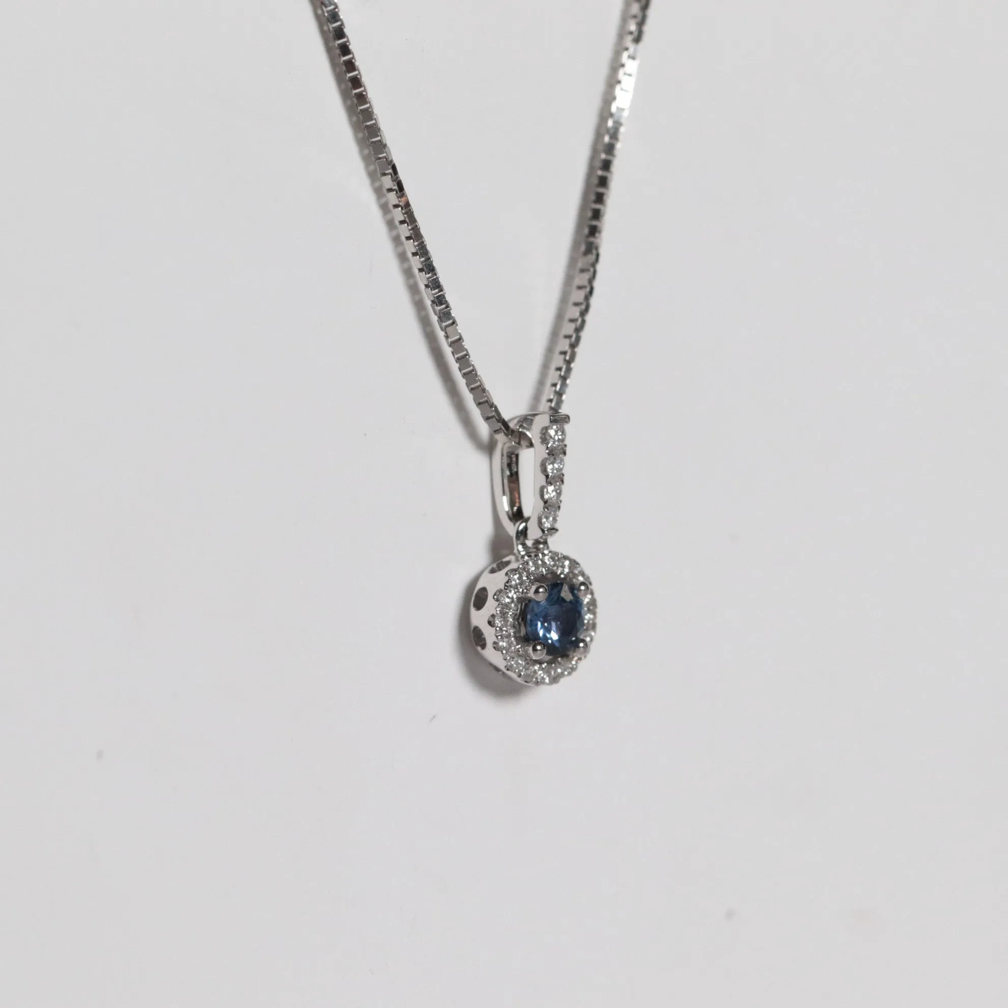 Yogo Sapphire Halo Necklace