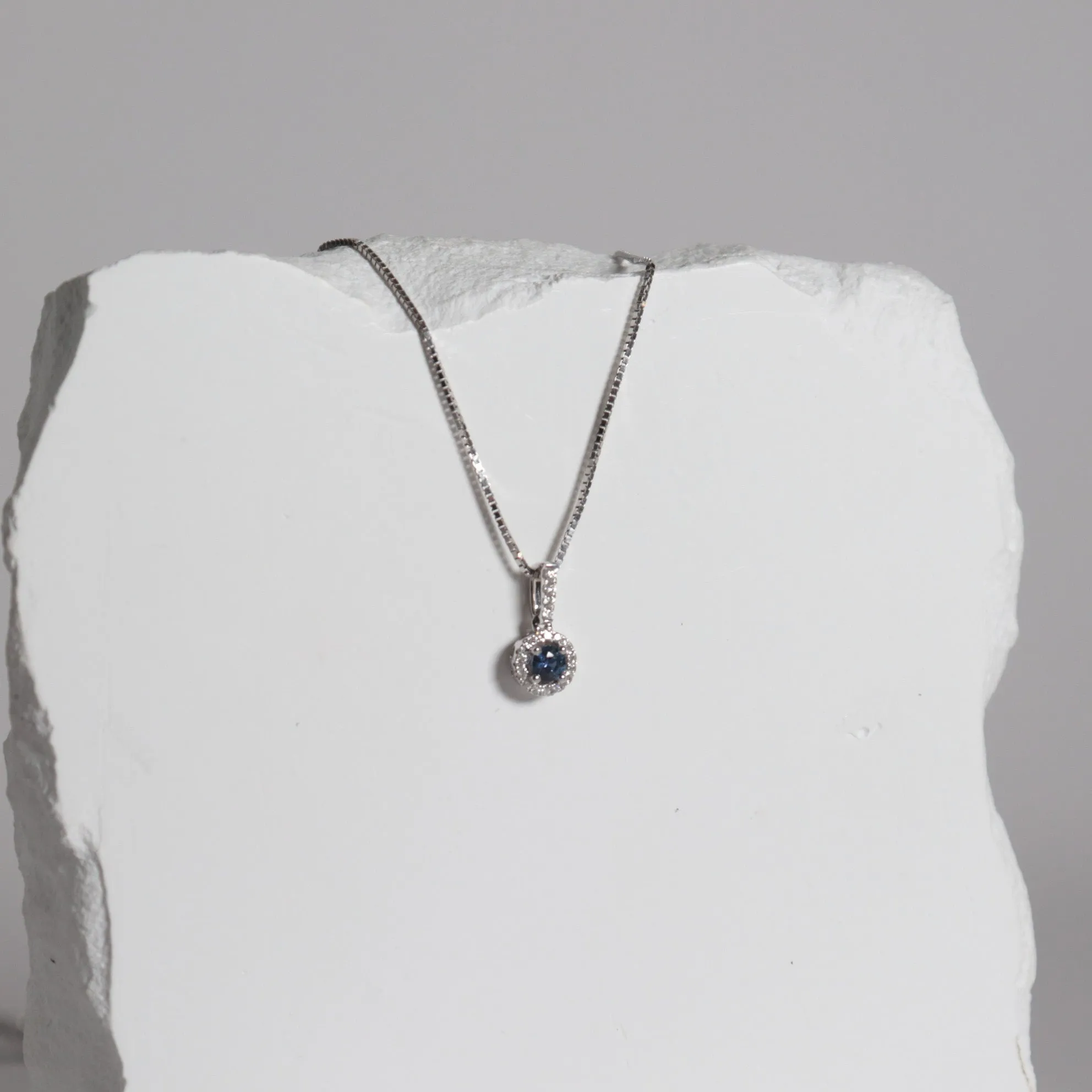 Yogo Sapphire Halo Necklace